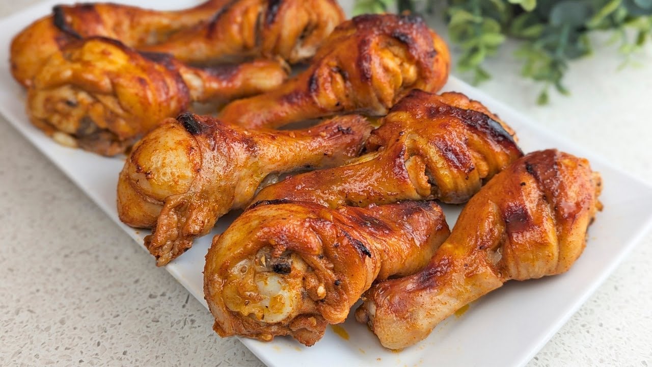 Kipdrumsticks in honing-knoflookmarinade met sesamolie