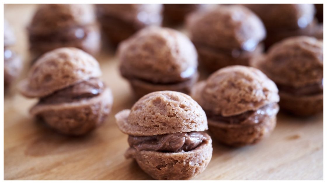 Probeer deze traditionele kerstnootjes gevuld met chocoladecrème